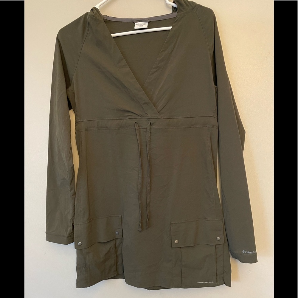 Columbia vneck shirt